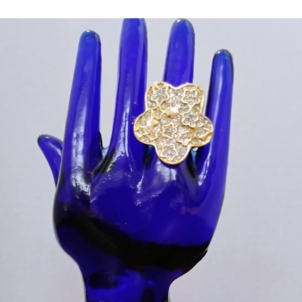 Gold Tone Fun Fashion Ring Size 7.5 Floral Design